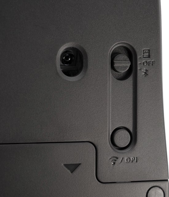 Onderkant van een zwarte HP muis met deksel open, batterijcompartiment zichtbaar.