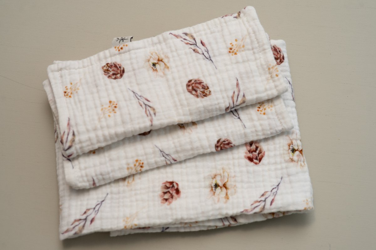 Geschenkset-baby-swaddle met 2 tutdoekjes-offwhite met print-handgemaakt- (Sweet baby Bedstraw)