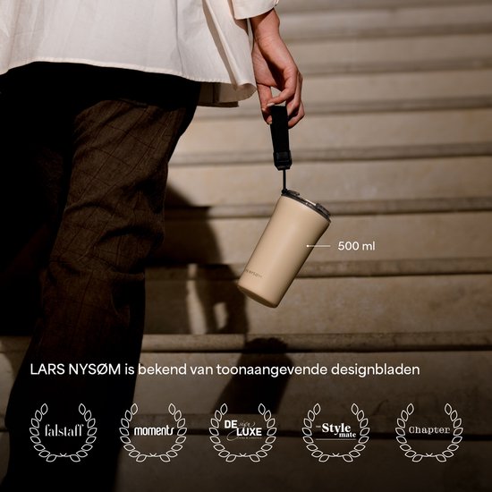 LARS NYSØM - Tasse à Coffee Thermo à emporter 'Rørelse' 500 ml - Sans BPA avec isolation - Avec sangle de transport et couvercle en Tritan - Grège