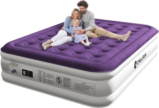 Een stel met een kind zit op een paars luchtbed. Het matras is wit met paarse bovenkant.