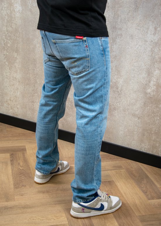 Homme en jean Replay bleu clair, le dos est visible. Le pantalon est une coupe regular.