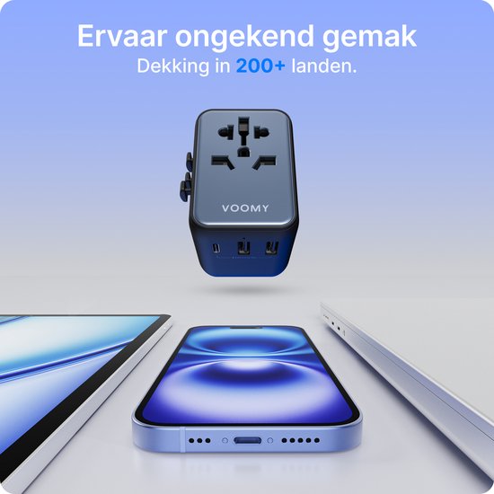 Voomy reisstekker in het midden, met een smartphone, tablet en laptop op de voorgrond. Dekking in 200+ landen.