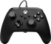 Zwarte Xbox controller met grijze joysticks, tegen een zwarte achtergrond.