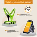 Hardloopvest met verlichting en USB-C kabel, en telefoonarmband op witte sokkels.