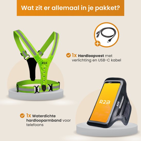 Hardloopvest met verlichting en USB-C kabel, en telefoonarmband op witte sokkels.