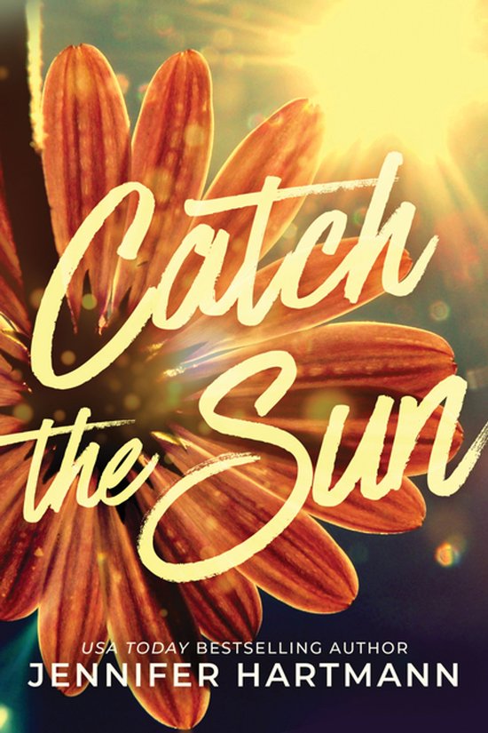 Boekcover met de titel 'Catch the Sun'. Een oranje bloem met de tekst 'Catch the Sun' in gele letters. De zon schijnt fel op de achtergrond.