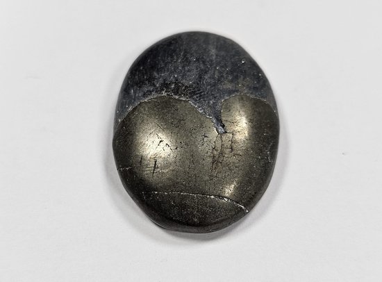 Een gladde, ovale, donkergrijze steen met een metalen, glinsterende bovenzijde en een donkergrijze onderzijde.