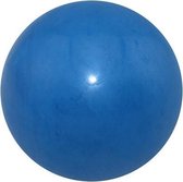 Een solide rubberen bal in de kleur blauw.