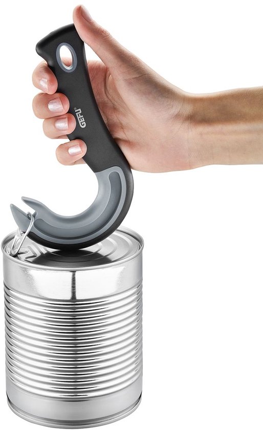 Ouvre-boîte GEFU noir avec ouverture en silicone grise, utilisé pour ouvrir une boîte de conserve contenant un contenu jaune.