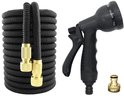 Zwarte flexibele tuinslang, opgerold met gouden koppelingen, naast een zwart spuitpistool met 8 standen en een adapter.