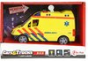 Gele ambulance speelgoedauto met oranje, rode en blauwe strepen en de tekst AMBULANCE.