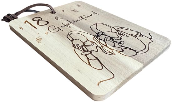 Houten bord met '18 Gefeliciteerd' en illustratie van een persoon die een glas heft.