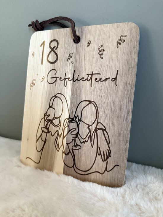 Houten bord met '18 Gefeliciteerd' en een illustratie van een persoon die een glas heft.