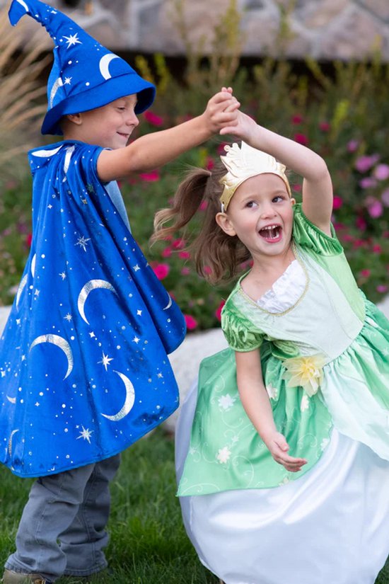 Een jongen in een blauwe tovenaarsmantel en hoed danst met een meisje in een groene prinsessenjurk.