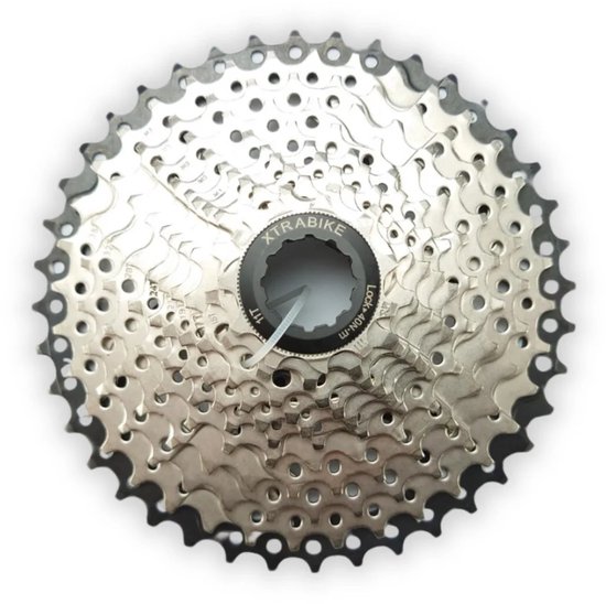 Xtrabike cassette, 11-speed, 11-40T, zilverkleurig metaal met vele tandwielen en gaten.