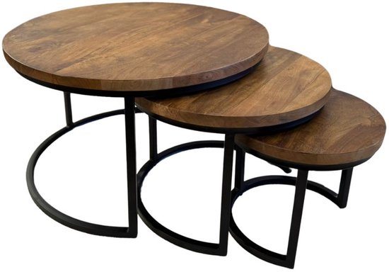 Set van drie ronde salontafels van mangohout met bruine tinten en zwart metalen onderstel.