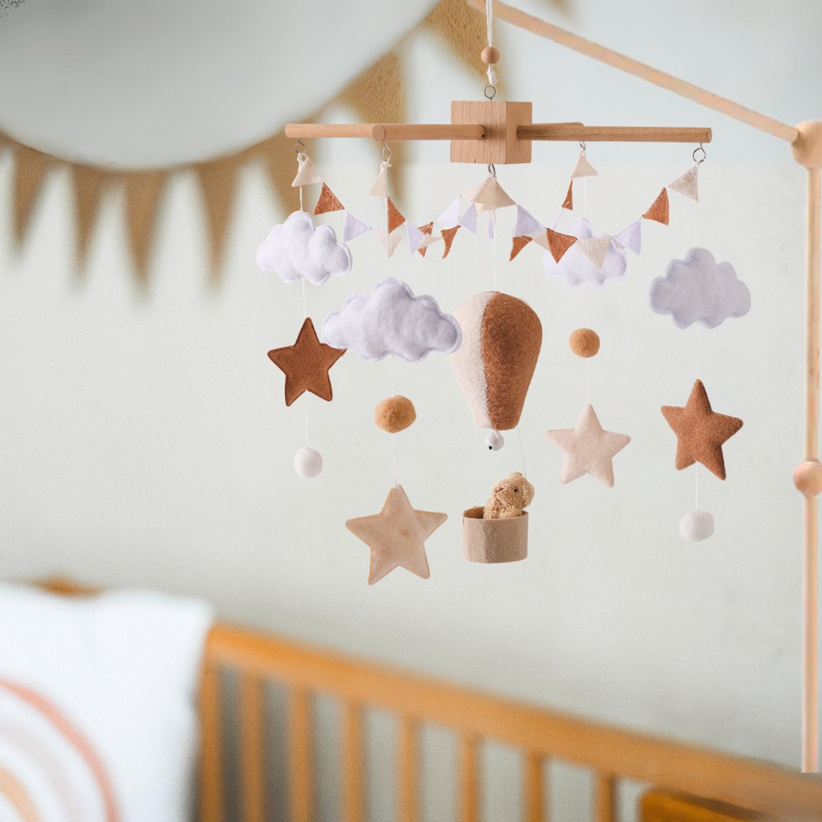 Joymaxx® Mobiel Baby Luchtballon met Houten Houder - Baby Mobiel voor Box - Neutrale Kleur Babykamer Decor - Boxmobiel Vilt en Hout - Wiegmobiel- Kraamcadeau- Muziekmobiel baby- Box Accessoires – foto 2