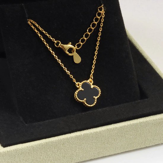 Collier doré avec une breloque trèfle noire, à maille fine et fermoir mousqueton.