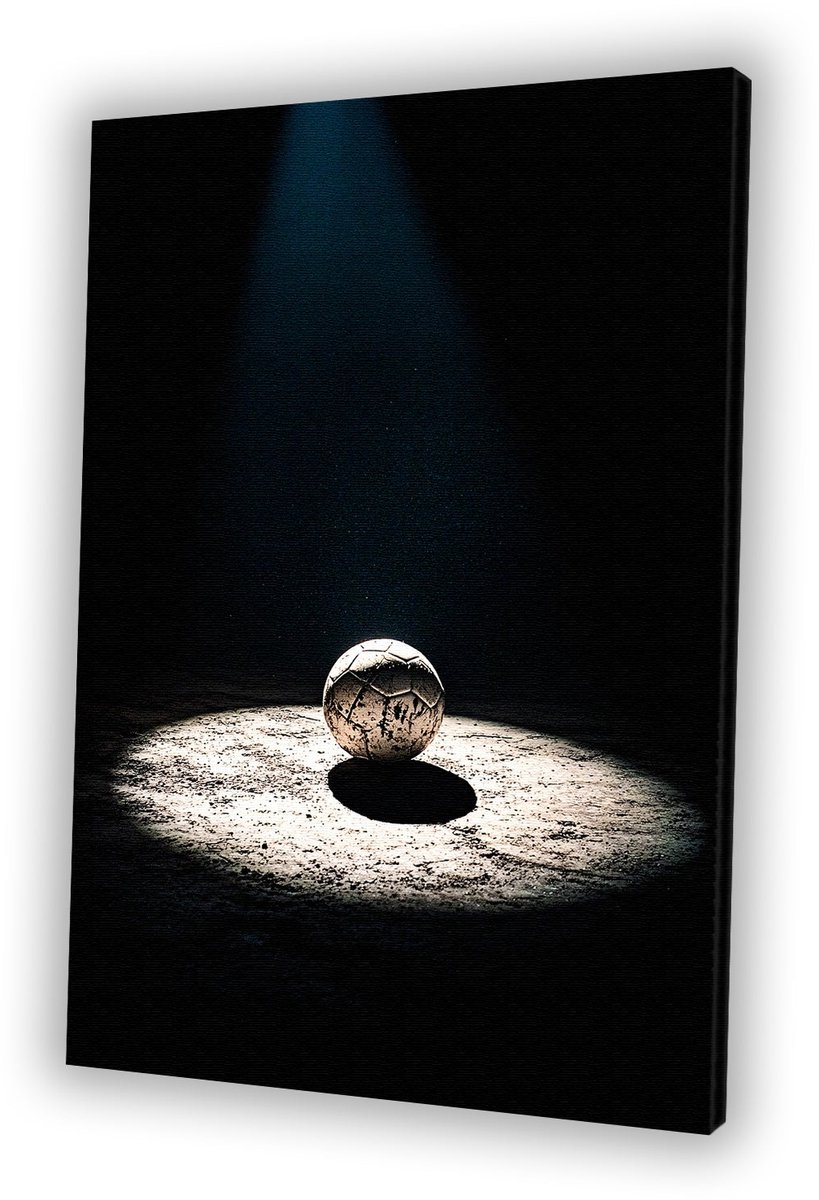 Voetbal onder spotlight in zwart-wit - Voetbal canvas schilderijen - Muurdecoratie canvas bal - Minimalisme - Binnenhuisdecoratie - Wanddecoratie slaapkamer - canvas 30x45 cm