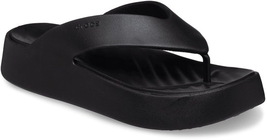 Vue de face en biais d'une tong compensée noire Crocs avec une semelle épaisse et profilée.