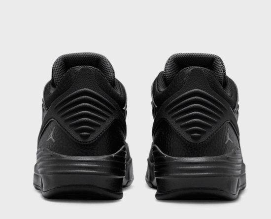 Achterzijaanzicht van twee zwarte Jordan Max Aura 5 sneakers met Jordan-logo op de hiel.