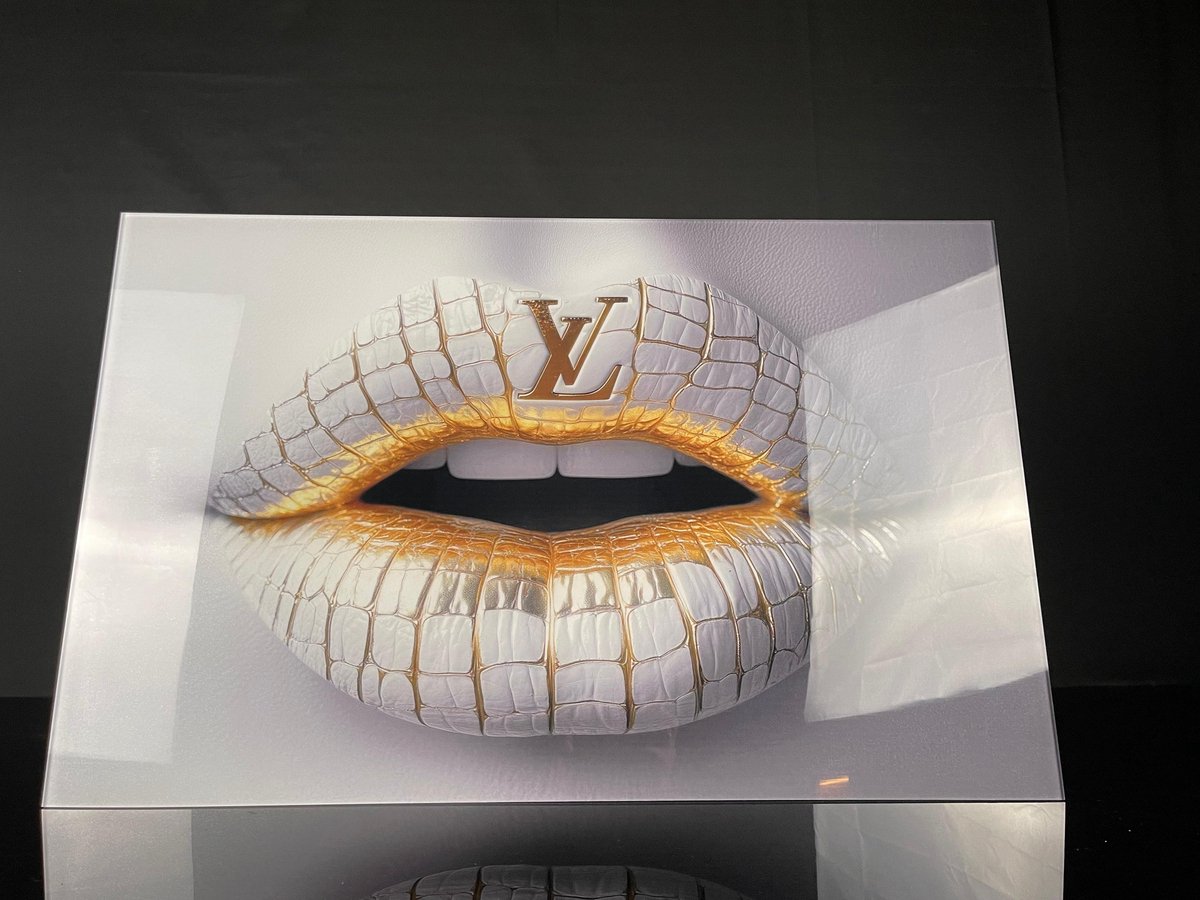 wit LV lip schilderij op plexiglas 90x60cm