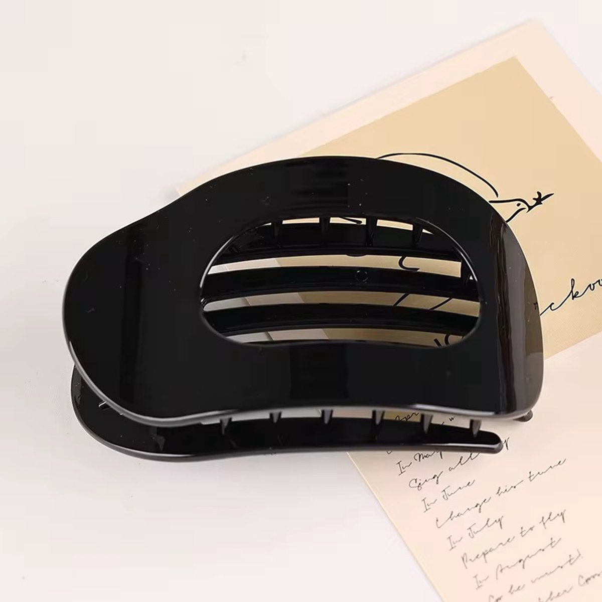Trendy platte Haarklem -9cm- Zwart glans -Trendy Platte Haarklem zwart glans. Haarklem - Haar accessoire - Haarclips zwart glans - Haarclip - Gebogen platte clips - Platte klauwclip voor vrouwen