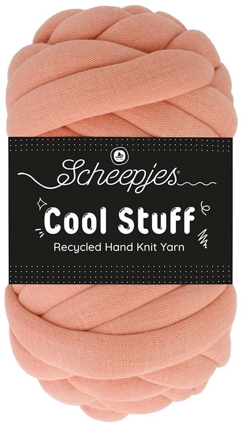 Une pelote de fil Scheepjes Cool Stuff couleur Blush Crush. C'est un fil de tricot à la main épais et recyclé.