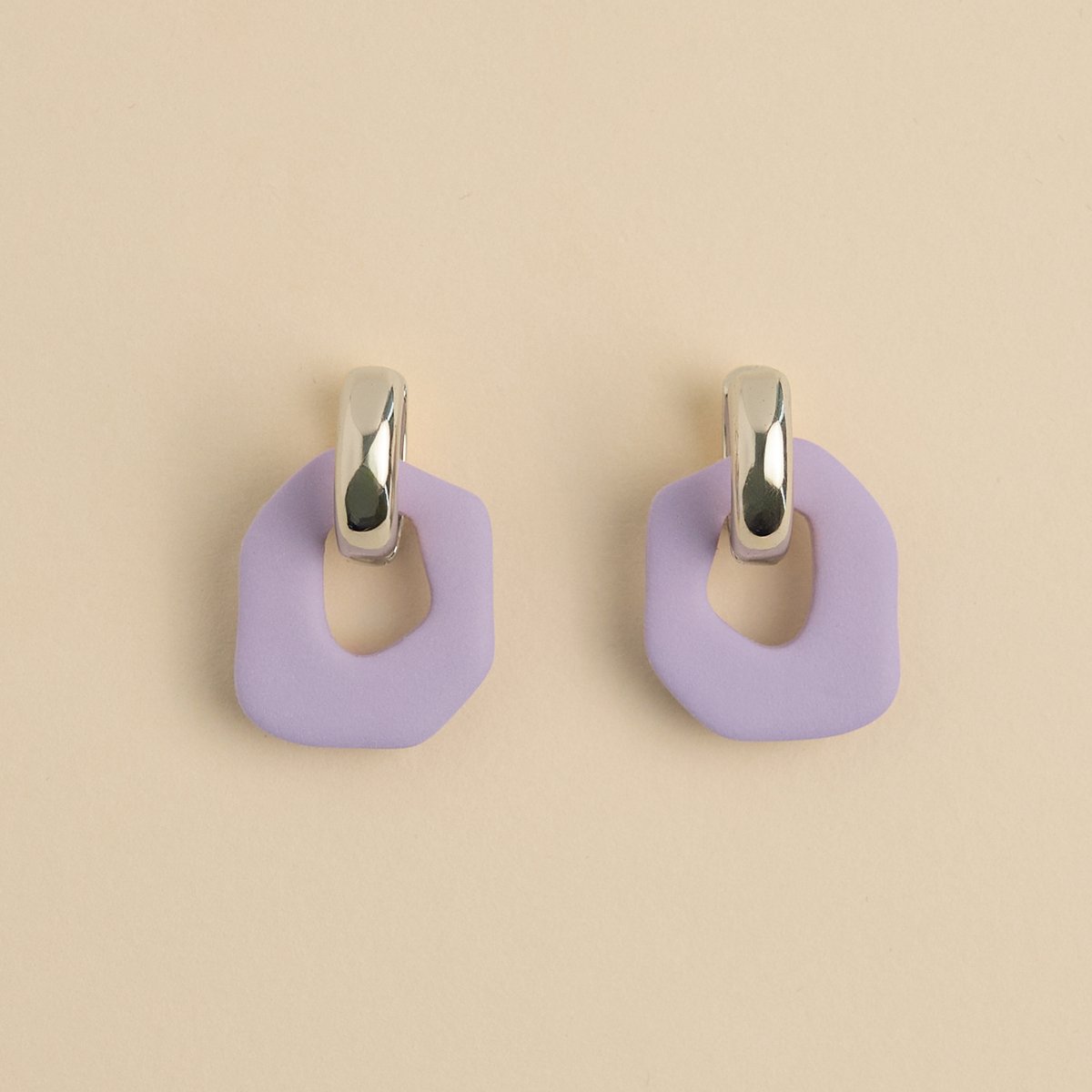 Daria Hoepel oorbellen -Lila Hangers met zilveren oorbellen -4,5 x 1,5 cm -Stainless Steel -Waterproof earrings -Nikkel vrij -LYHO sieraden -Lila / zilver -Kerst cadeau -Sinterklaas cadeau -Valentin -Moederdag -Handgemaakte oorbellen van klei