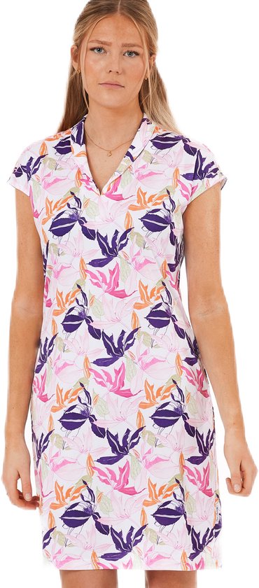 Model in een witte jurk met korte mouwen en een bloemenprint in roze, paars, oranje en groen.