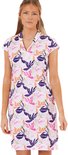 Model in een witte jurk met korte mouwen en een bloemenprint in roze, paars, oranje en groen.