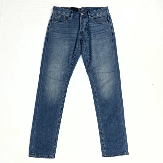Denim blauwe PME Legend Tailplane jeans met tapered fit en lichte wassing, liggend op een witte ondergrond.