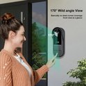 170° groothoek view van deurbel met camera. Een vrouw drukt op de deurbel.