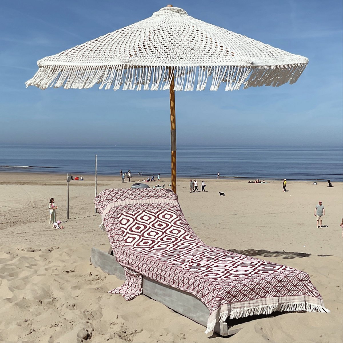 hipps Loungie Eye beachbedcover burgundy | strandlaken voor ligbed | met omslag en zijvakken | 200x85 cm | extra dik jacquard katoen