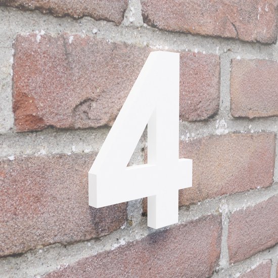 Wit Arial huisnummer 4, met diepte, op rode bakstenen muur.