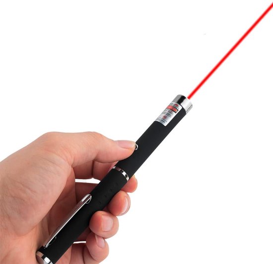 Hand die een zwarte laserpen met zilverkleurige clip vasthoudt, met een rode laserstraal.