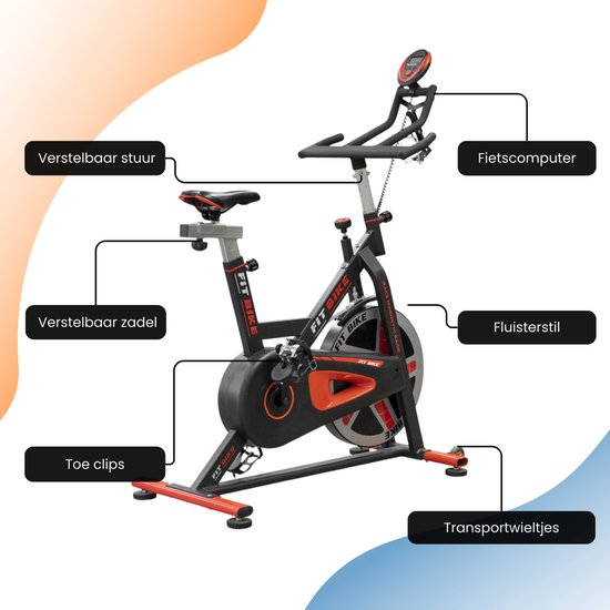 Zwarte spinfiets met oranje details, trainingscomputer, verstelbaar stuur en zadel, toe clips, fluisterstil en transportwieltjes.