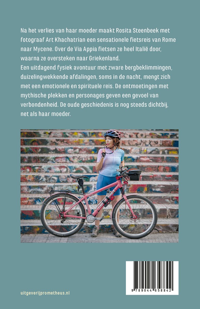 Vrouw met helm en fiets, gekleed in sportkleding, zittend op een roze fiets.