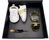 Cadeau maternité - cadeau maternité - cadeau naissance - paquet maternité or - basket bébé - cadeau maternité bébé - cadeau maternité garçon fille - premières baskets - barboteuse - gateau de couches - cadeau - coffret cadeau - baby shower