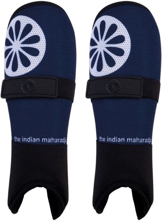 Donkerblauwe scheenbeschermers met wit wielpatroon bovenaan, zwarte band en "the indian maharadja" tekst.