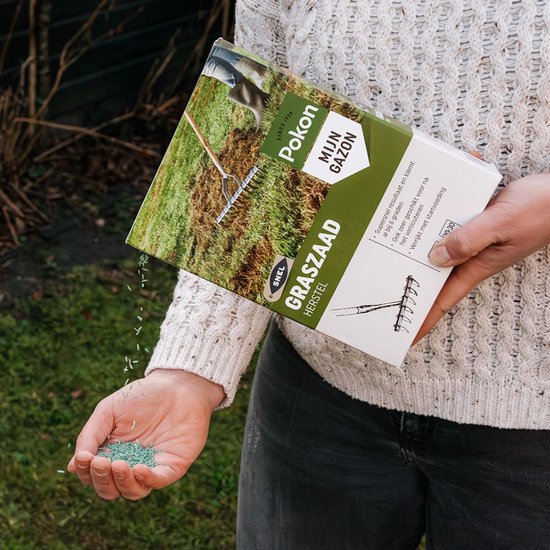 Hand met Pokon graszaad in handen, verpakking met 'Mijn Gazon' logo.