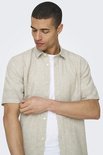 Man met korte mouwen, lichtbeige linnen mix overhemd met witte t-shirt.