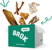 Open BROK doos met diverse hondensnacks, zoals runderoren en kophuid.