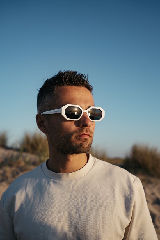 The Brand Remarkable - Sona Zonnebril Unisex - Zwart/Wit - Vierkant - UV400 - Polycarbonaat - Cat. 3 van The Brand Remarkable — afbeelding 4