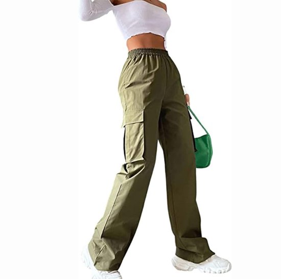 Pantalon cargo vert kaki pour femme, coupe ample avec deux poches cargo sur les jambes et ceinture élastique.