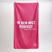 Bol.com Strandlaken Ik ben niet perfect maar wel uniek - Rustaagh - roze - 100 x 1.80 - quick dry - dun - makkelijk mee te nemen... aanbieding