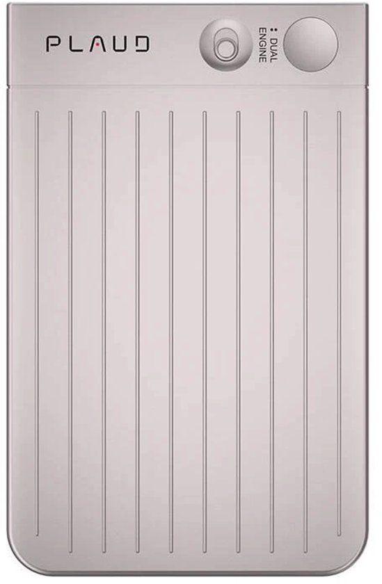 Slanke, lichtgrijze Plaud Note memorecorder met verticale lijnen, een schakelaar en "DUAL ENGINE" opdruk.