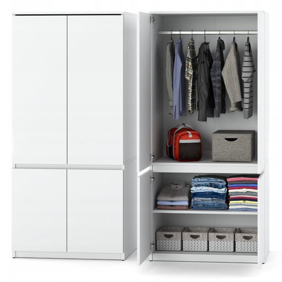 Witte kledingkast met open deur, kleding aan een roede, kleding op planken en mandjes.