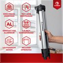 Hand houdt een zilver aluminium statief vast. Icoontjes met draagvermogen 50kg, tot 1.45m verstelbaar, van aluminium, 5/8 inch schroefdraad, lichtgewicht.