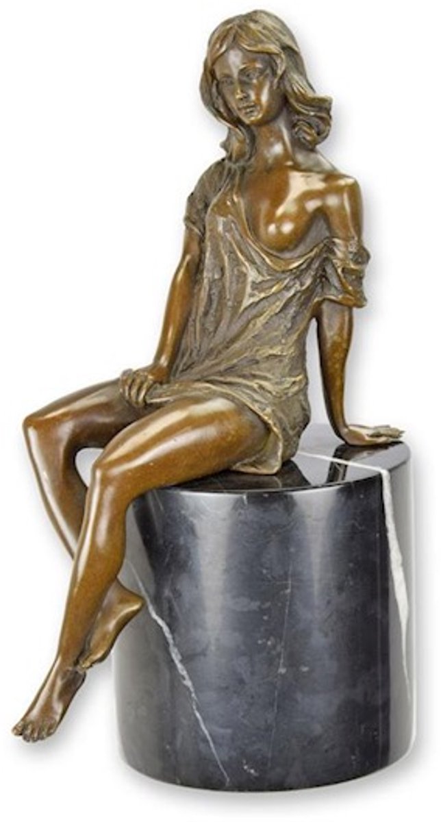 EEN BRONZEN BEELD VAN EEN HALFNAAKTE VROUW